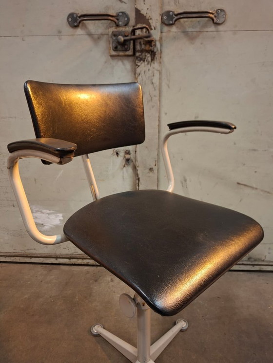Image 1 of Vintage Ahrend Cirkel Architect bureaustoel met arm uit 1922