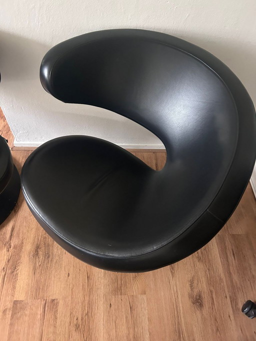 The Peel Club set in black leather with black leather base