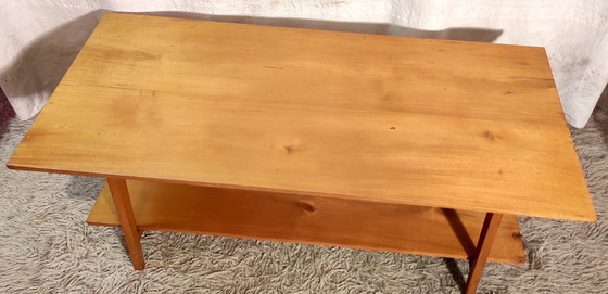 Image 1 of Couchtisch aus Massivholz mit ausgestellten Beinen – Mitte des 20. Jahrhunderts