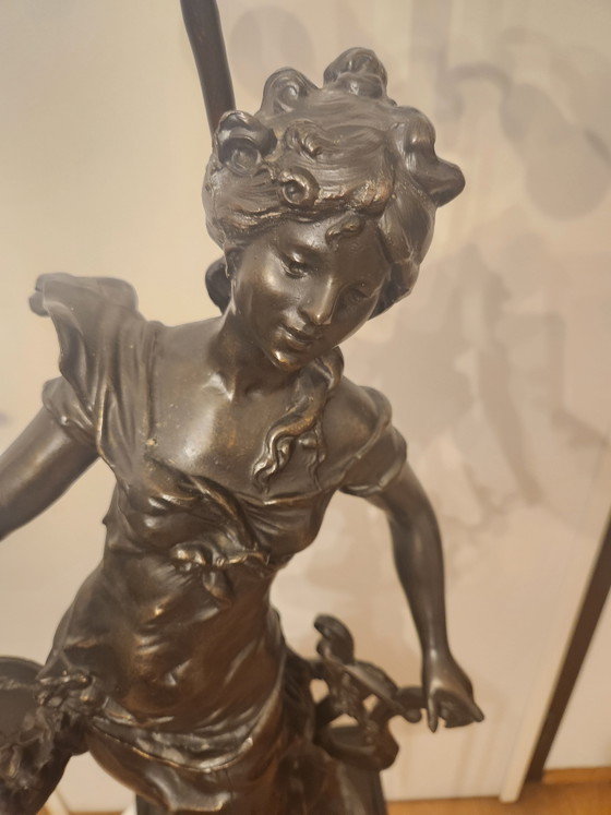 Image 1 of Grote Monumentale Bronzen Lamp / Vloerlamp naar L. & F. Moreau - "Vrouw met lier" met Tiffany-stijl glaskap - 100 cm - 15,5 kg