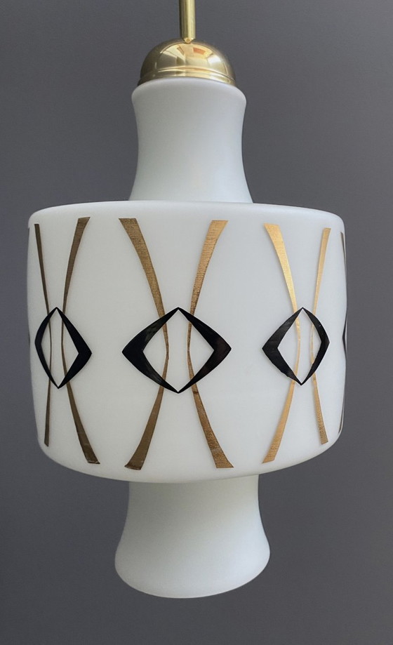 Image 1 of Lampada a sospensione in vetro opalino con disegno in oro e nero