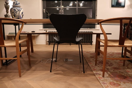 2x Fritz Hansen stoel Series 7 Chair Model 3107MC Mono Colour door Arne Jacobsen