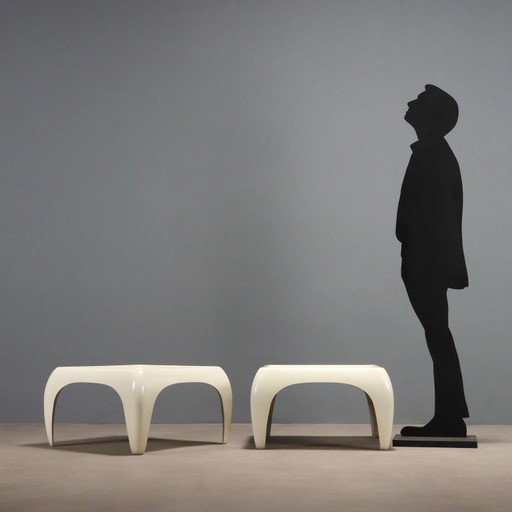 Dos mesas de centro de estilo futurista de los años 60 y 70.