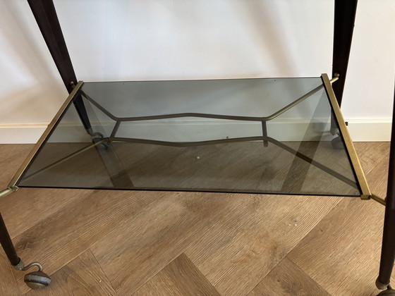 Image 1 of Bijzettafel vintage dans un style moderne du milieu du siècle – messing afwerking, wielen, jaren 1950
