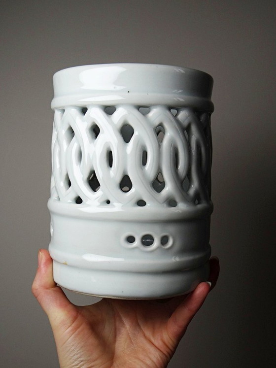 Image 1 of Portacepillos de porcelana celadón calada, estilo Joseon coreano, siglo XX.