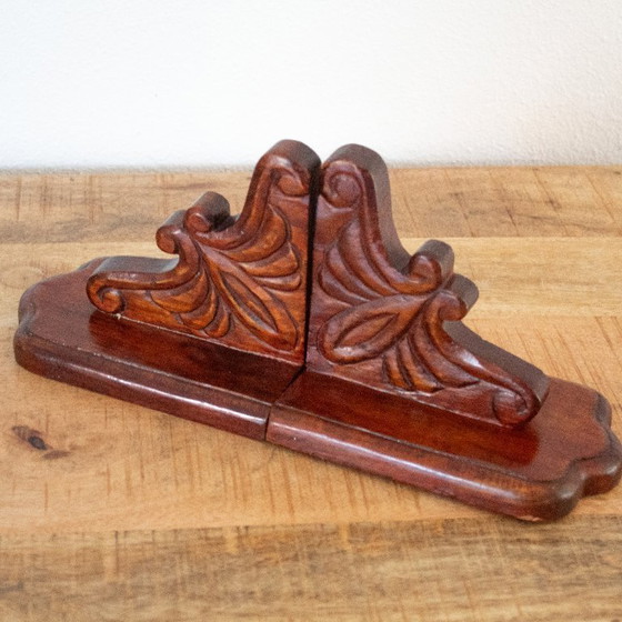 Image 1 of Vintage handgemaakte houten decoratieve boekensteunen