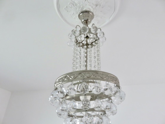 Image 1 of Lámpara de araña de globo aerostático con una cesta de gotas de cristal.