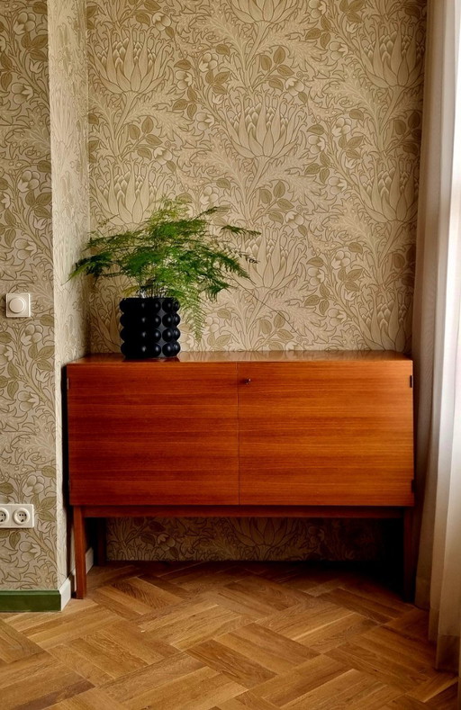 Commode en bois de noyer du milieu du siècle, années 60, en excellent état