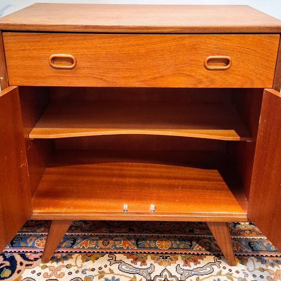 Meuble vintage en teck des années 1960, avec ses pieds inclinés caractéristiques. – Meubles de rangement, Wood (photo 6 of 9)
