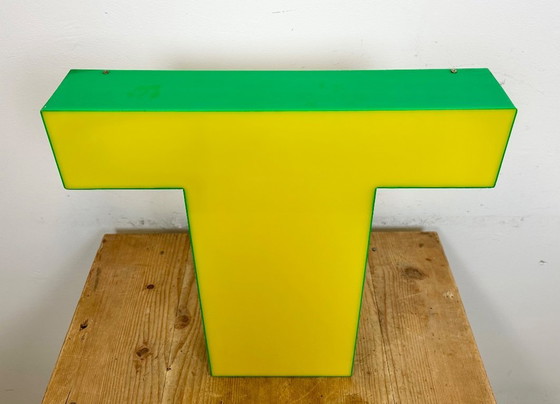 Image 1 of Lettre T lumineuse jaune vintage, années 1970