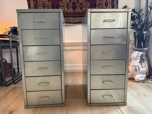 Set di cassettiere in metallo industriale – stile studio vintage