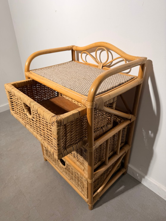 Commode vintage à trois tiroirs en rotin et osier (photo 4 of 4)