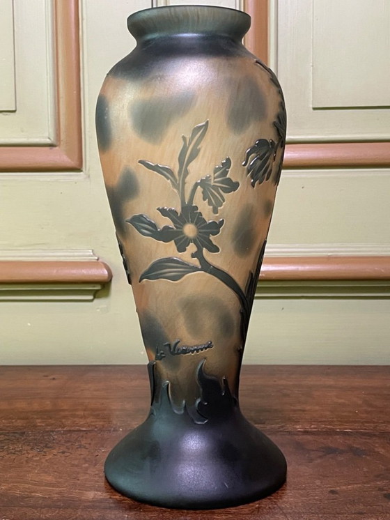 Image 1 of Vasen signiert DE VANNES – mehrschichtiges Glas – florales Dekor – 31 und 32 cm