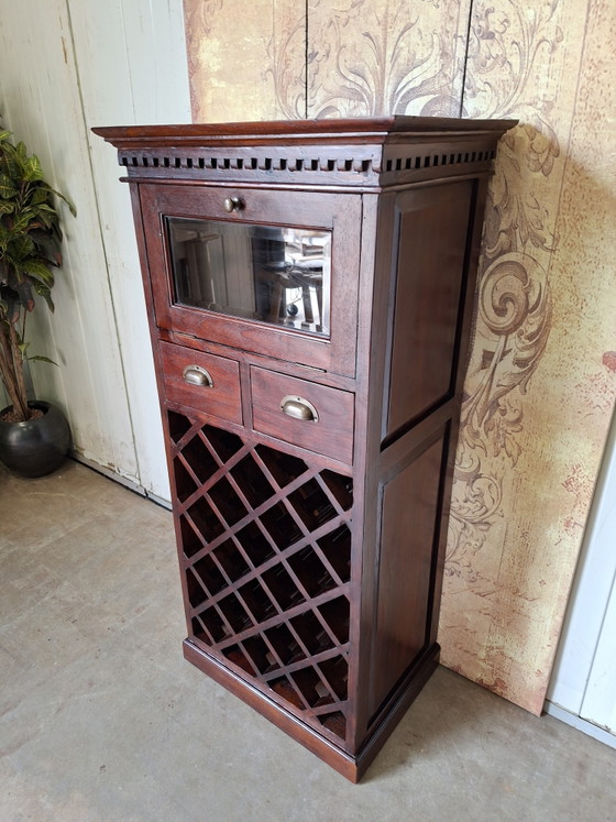Image 1 of Meuble à vin classique en teck avec porte abattante, dimensions 65x47cm et 140cm de hauteur.