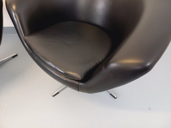 Image 1 of Een paar vintage Scandinavische draaibare fauteuils van imitatieleer en chroom uit de jaren 70.