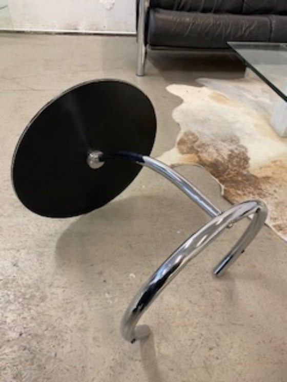 Image 1 of Glastisch mit Chrysanthemen-C-förmigem Bein, inspiriert von Eileen Gray