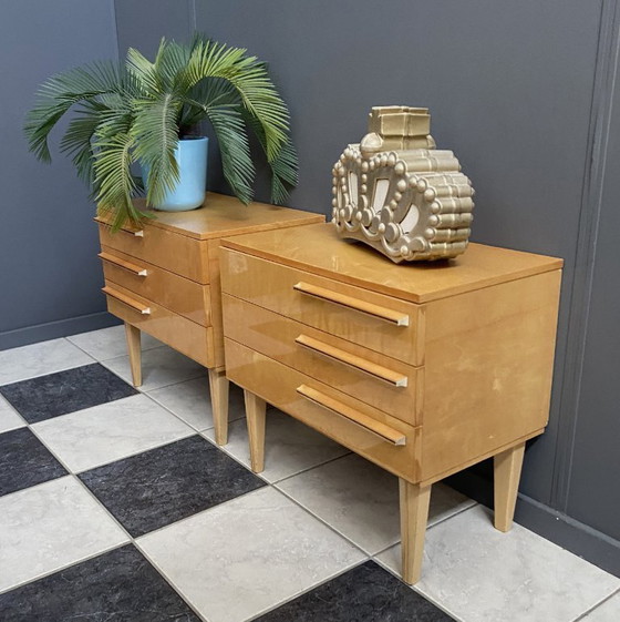 Image 1 of Ensemble de 2 tables de chevet en bois blond des années 1960