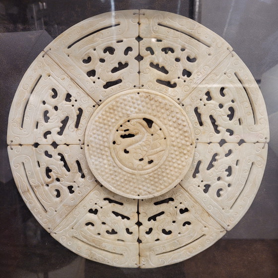 Image 1 of Disco Bi Tallado y Enmarcado, Jadeíta, S. XX – China
