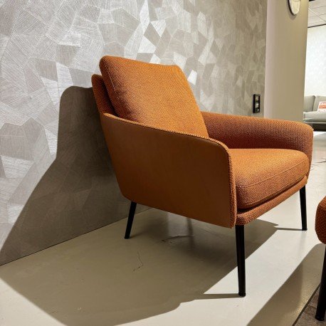 Poltrona Jon di Rolf Benz con pouf