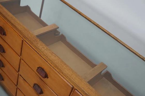 Image 1 of Antieke Britse Esdoorn- en Eikenhouten Fourniturenkast / Winkeltoonbank, 1920/30s