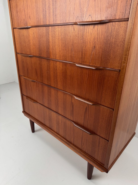 Image 1 of Dänische Teakholzkommode – Elegante Handwerkskunst der Mitte des 20. Jahrhunderts