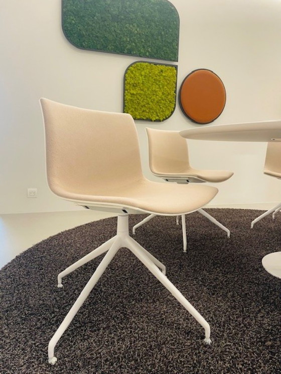 Image 1 of Mesa Dizzie con 6 sillas Catifa - marca Arper