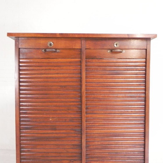 Image 1 of Armadio in rovere con serranda avvolgibile a 2 ante, alto 150 cm, anni '30.