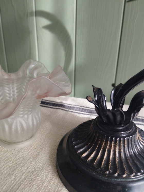 Image 1 of Lampe tulipe en métal noir patiné et abat-jour en verre opaque