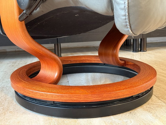 Image 1 of Originele Stressless fauteuil van Ekornes met voetenbank, echt leer, grijs