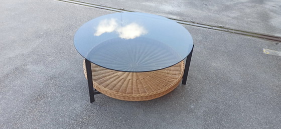 Image 1 of Vintage ronde glazen, metalen en rotan salontafel