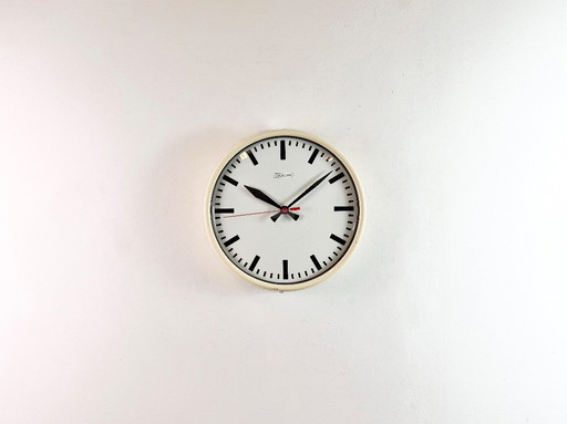 Reloj de pared escolar vintage en beige de Van Doorn, años 60