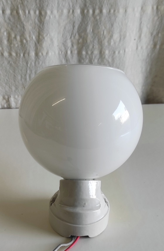 Image 1 of Wandlamp in art-decostijl met porseleinen en opaalglazen bol - jaren 1930/40