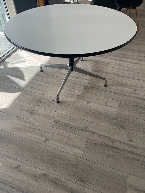 Vitra Eames Segmented Esstisch Rund – Esstische, Plastic (photo 4 of 5)