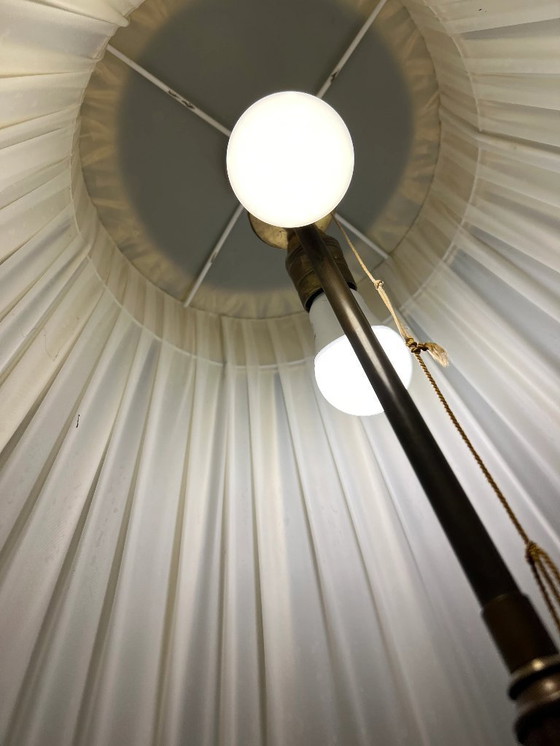 Image 1 of Lámpara de pie de latón macizo de mediados de siglo con patas de león. Pantalla muy sólida y elaborada, con ribete de terciopelo