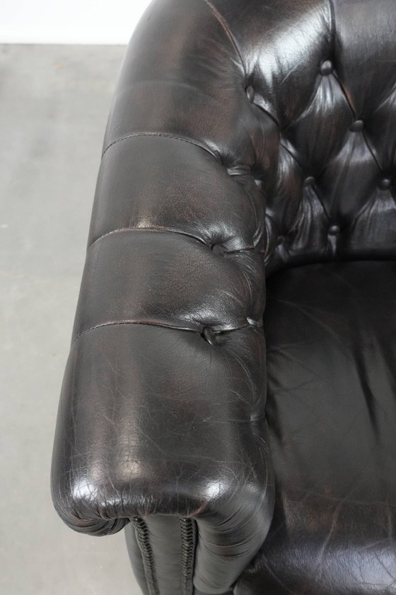 Image 1 of Fauteuil club Chesterfield luxueux en cuir de vachette foncé de style anglais