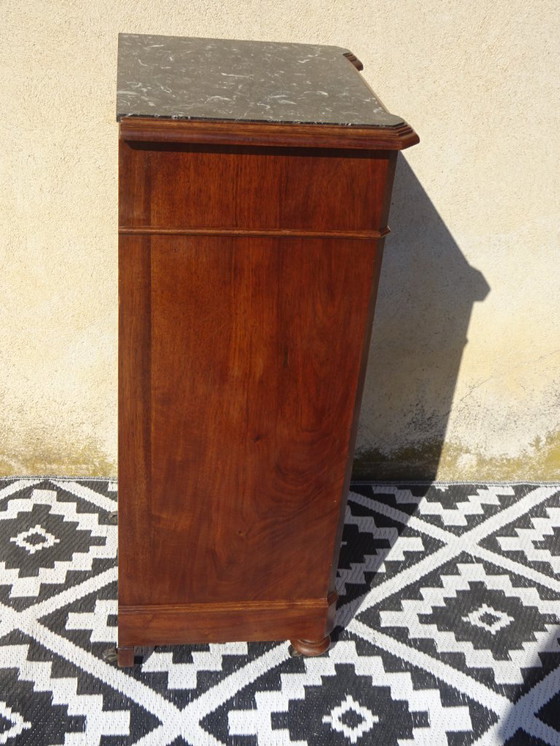 Image 1 of Mesita de noche de nogal estilo Luis Felipe con falsos cajones