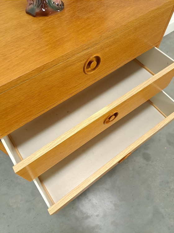 Image 1 of Commode en placage avec poignées rondes de Suède