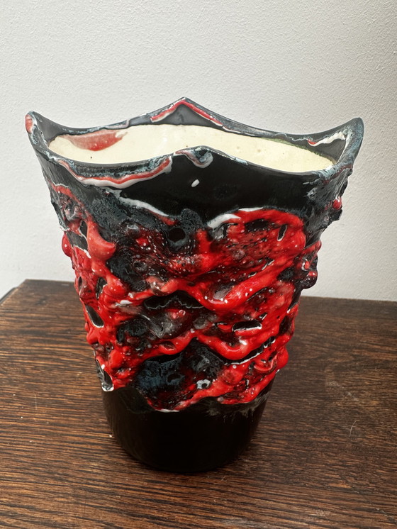 Image 1 of Fat Lava Vaas Rood en Mat Zwart H 17 cm - Toegeschreven aan Vallauris