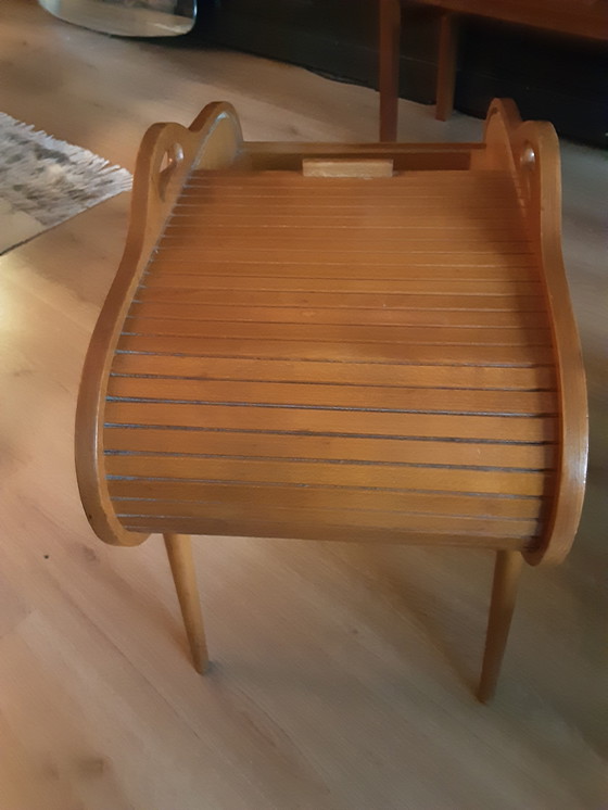 Image 1 of Ein sehr schönes Nähkästchen aus Holz aus der Mitte des 20. Jahrhunderts mit Rolldeckel.