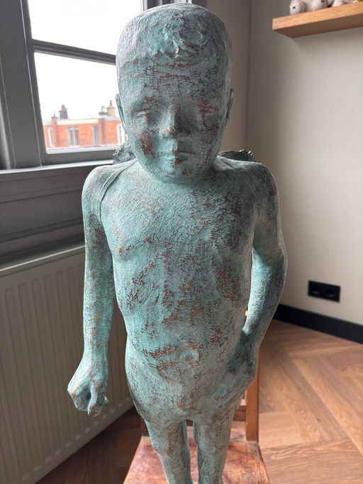 Babette Degraeve : Petit garçon à l'intérieur (statue en bronze)