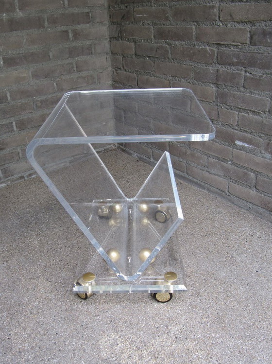 Image 1 of Mesita auxiliar de Charles Hollis Jones, de cristal acrílico, con revistero, Italia, década de 1970.