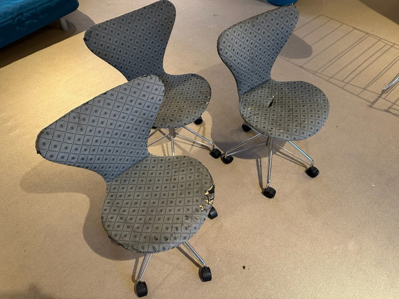 4 x Fritz Hansen Series 7 Chairs, Arne Jacobsen, Original Osborne & Little Fabric, Swivel chairs, Chrome (photo 11 of 15)