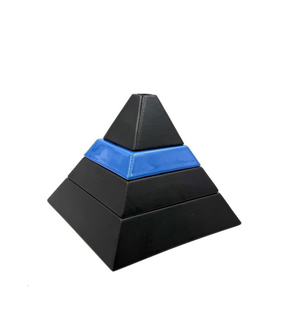 Image 1 of Cendriers empilés en céramique en forme de pyramide / centre de table, Amalgames France années 1980