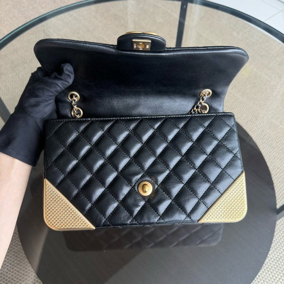 Image 1 of Borsa Chanel Classic Flap Seasonal Medium - Rock The Corner in pelle di vitello trapuntata nera con finiture dorate, serie 24
