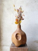 Vase / Skulptur aus massiver, geschnitzter Eiche