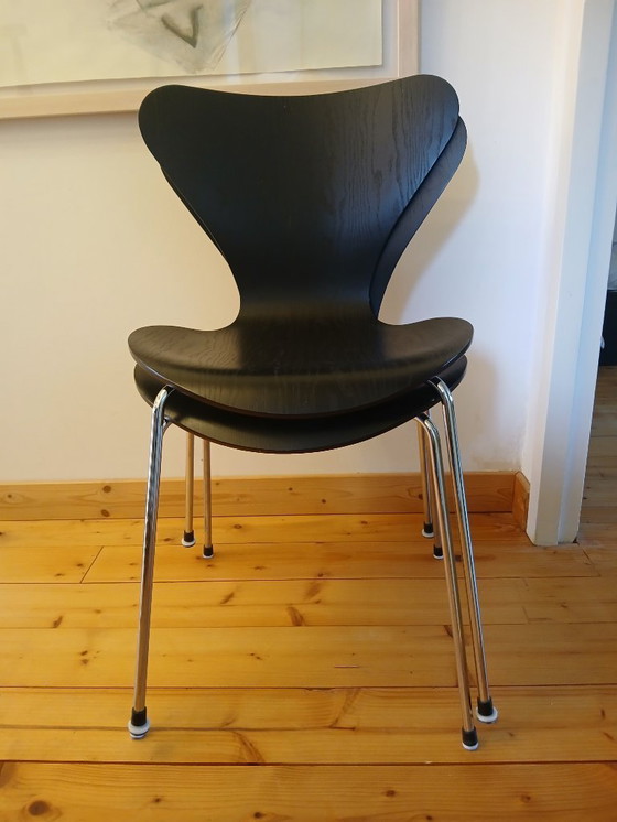 Image 1 of Due originali sedie a forma di farfalla, disegnate da Arne Jacobsen per Fritz Hansen.