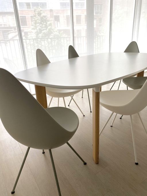 Table analogique Fritz Hansen et 6 chaises basses Fritz Hansen