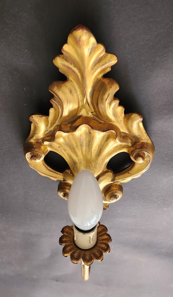 2 Louis XVI Neo-Classical Rocaille Wall Lamps with Gilded Carved Wood Appliqués, Handgeschnitzt, Frankreich (photo 11 of 15)