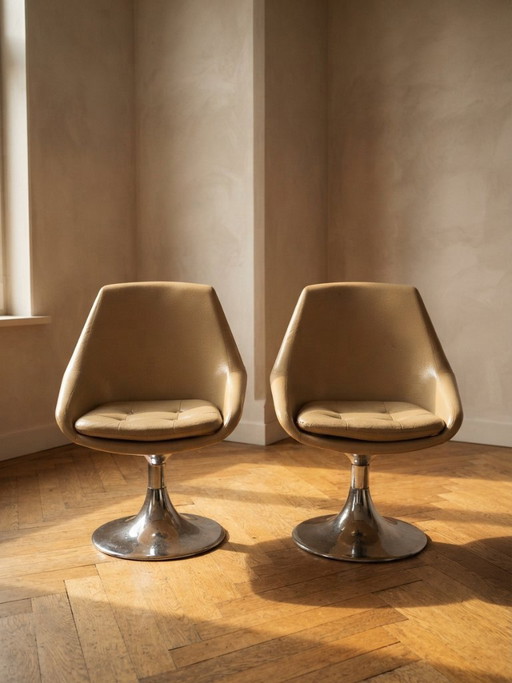 Paar beige Drehstühle mit Chrom-Sockeln, Frankreich, 1970er Jahre, 82 × 55 × 45 cm