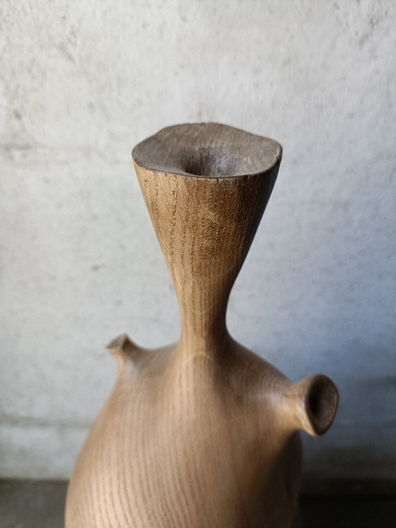 Image 1 of Vaas/sculptuur van gebeeldhouwd massief eikenhout